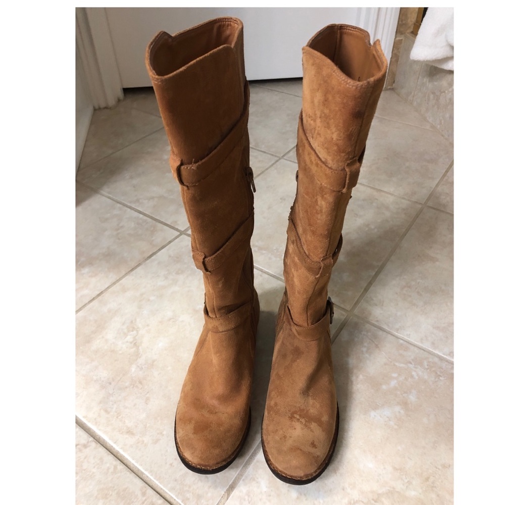 Gianni Bini camel suede boots. 61/2m
